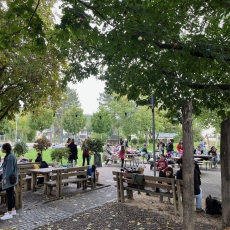 Aussenbereich des Kaffi Landi mit vielen Gästen