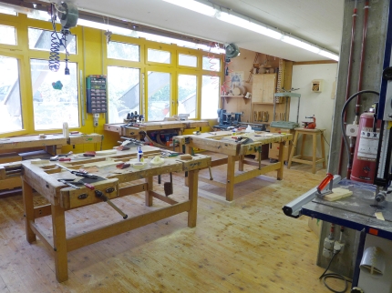 Raum der Holzwerkstatt mit Werkbänken und Werkzeugen