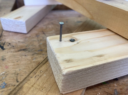 Dachlatte mit einem halbeingeschlagenen Nagel