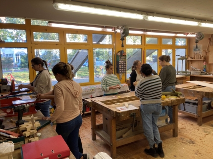 Mehrere Frauen arbeiten in der Holzwerkstatt des Freizeitzentrums Landauer