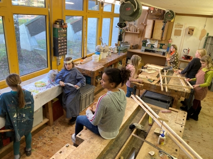 Eine Gruppe Mädchen in der Holzwerkstatt beim Arbeiten