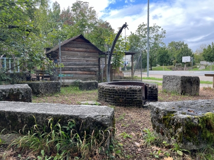Grosse Steine umkreisen die Feuerstelle und laden zum Sitzen ein