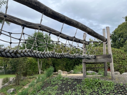 Seilbrücke auf dem Spielhügel des Aussenbereiches des Freizeitzentrums Landauer