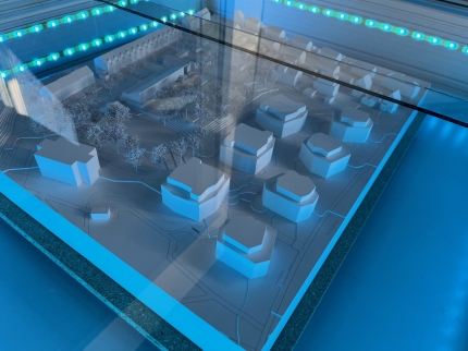 Nahaufnahme des Modells in der Vitrine mit blauer Beleuchtung