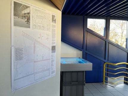 Blick auf die Pläne und die Vitrine mit dem Modell