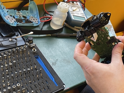 Eine Spielkonsole wird auseinandergenommen und repariert.