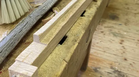Werkbank mit eingespanntem Stück Holz