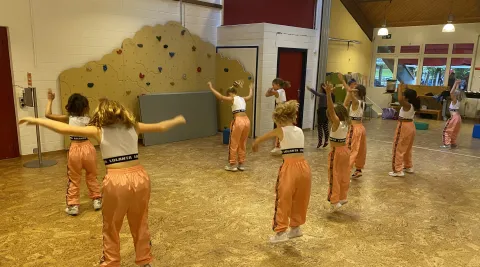 Kinder tanzen Hip Hop im Indoor-Raum des Freizeitzentrums Landauer