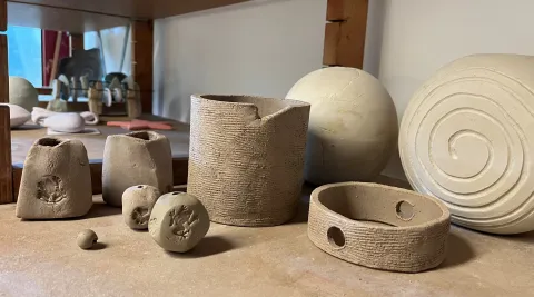 Töpferwerkstücke trocknen auf dem Gestell