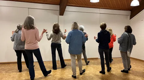 Eine Gruppe Frauen tanzt eine Linedance Choreographie